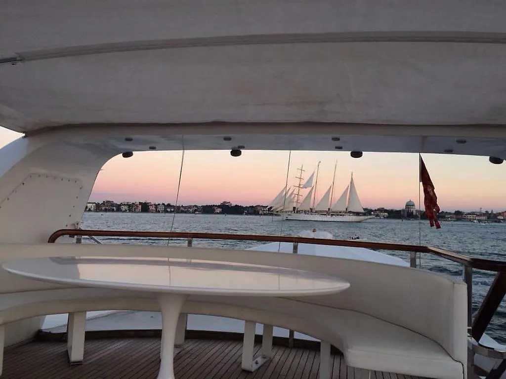 Botel Yacht Bert Venezia