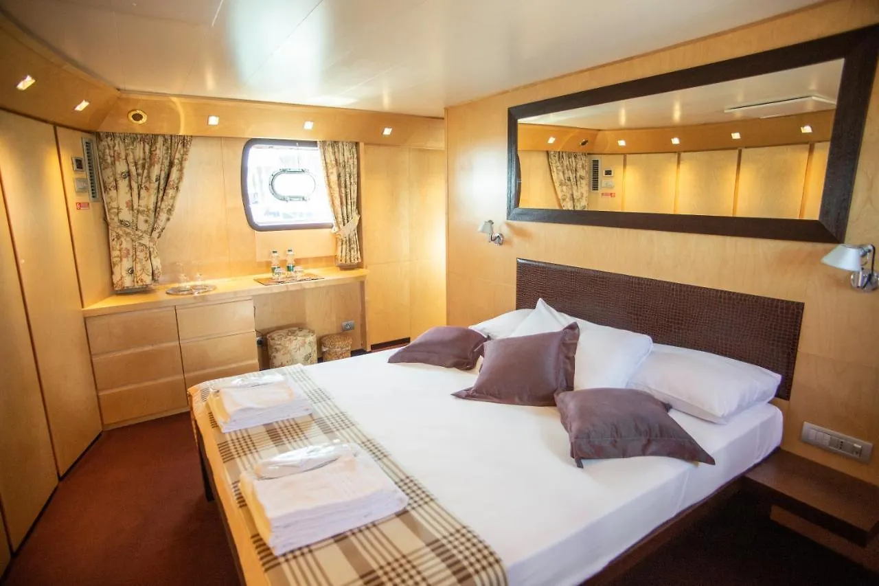 ***** Botel Yacht Bert Venezia Italy
